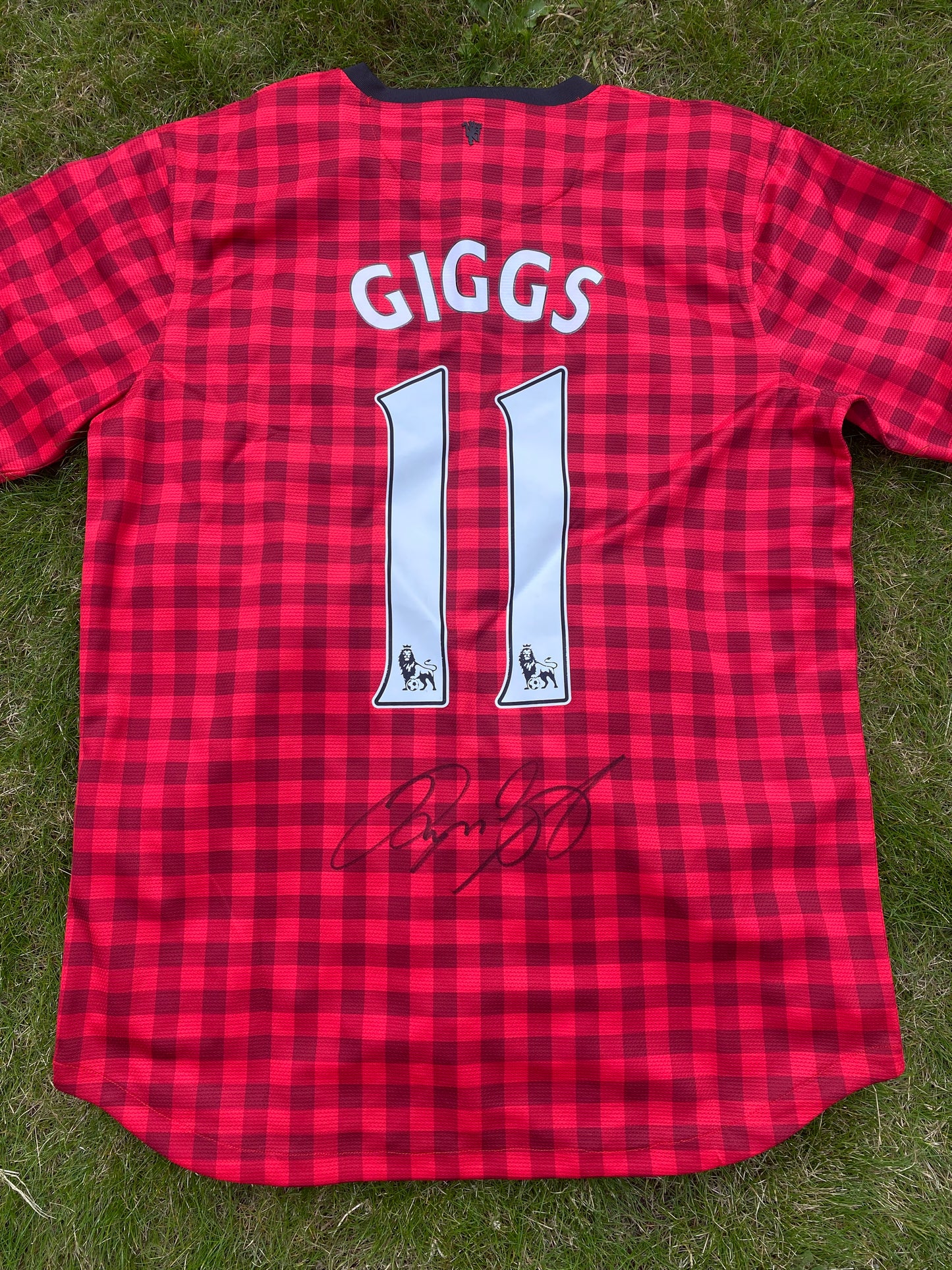 Ryan Giggs - Manchester United FC - hand signed shirt, MUFC memorabilia, gift