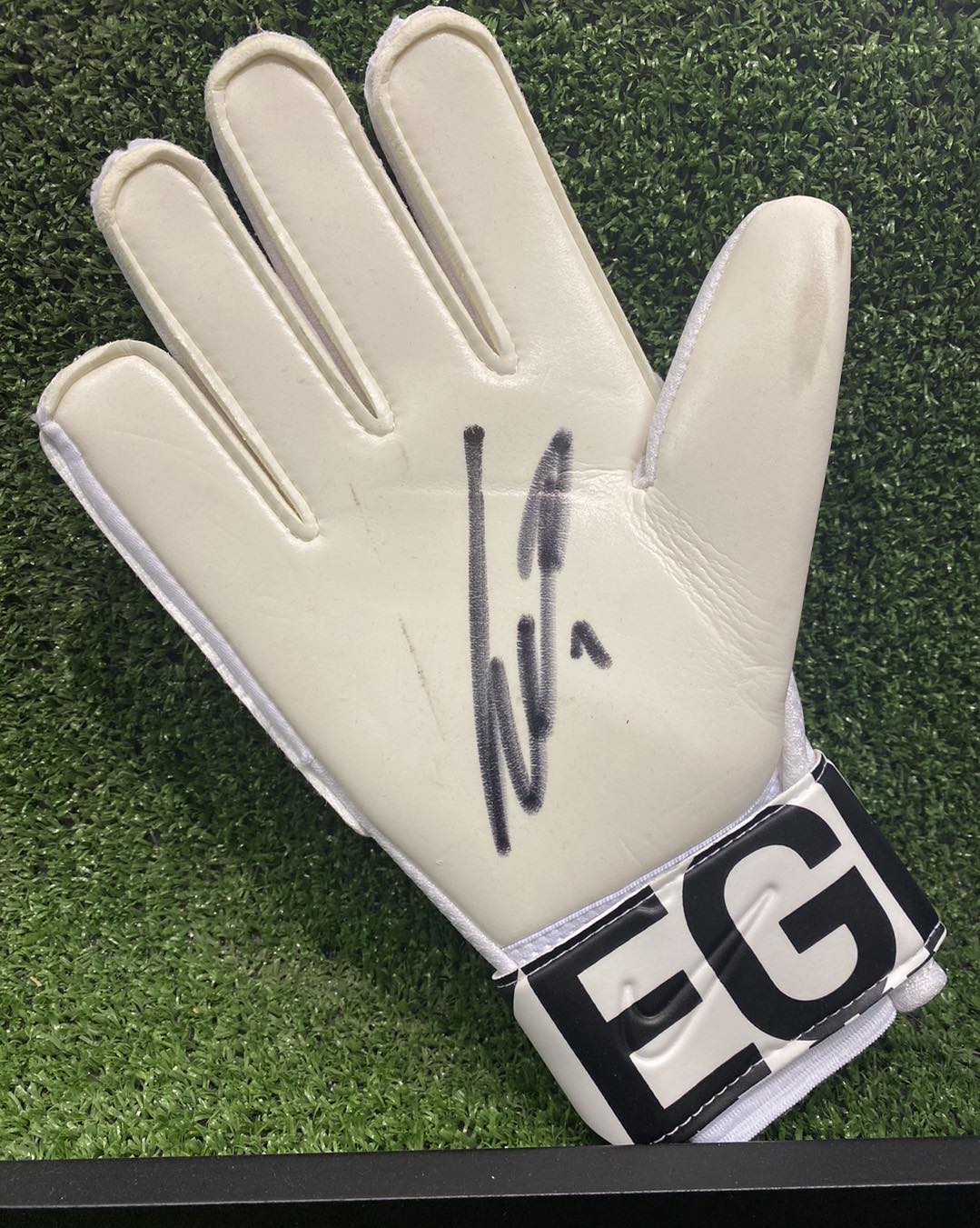 Bernd Leno - Fulham - hand signed goalkeeper glove - FFC memorabilia, gift, christmas gift, autograph