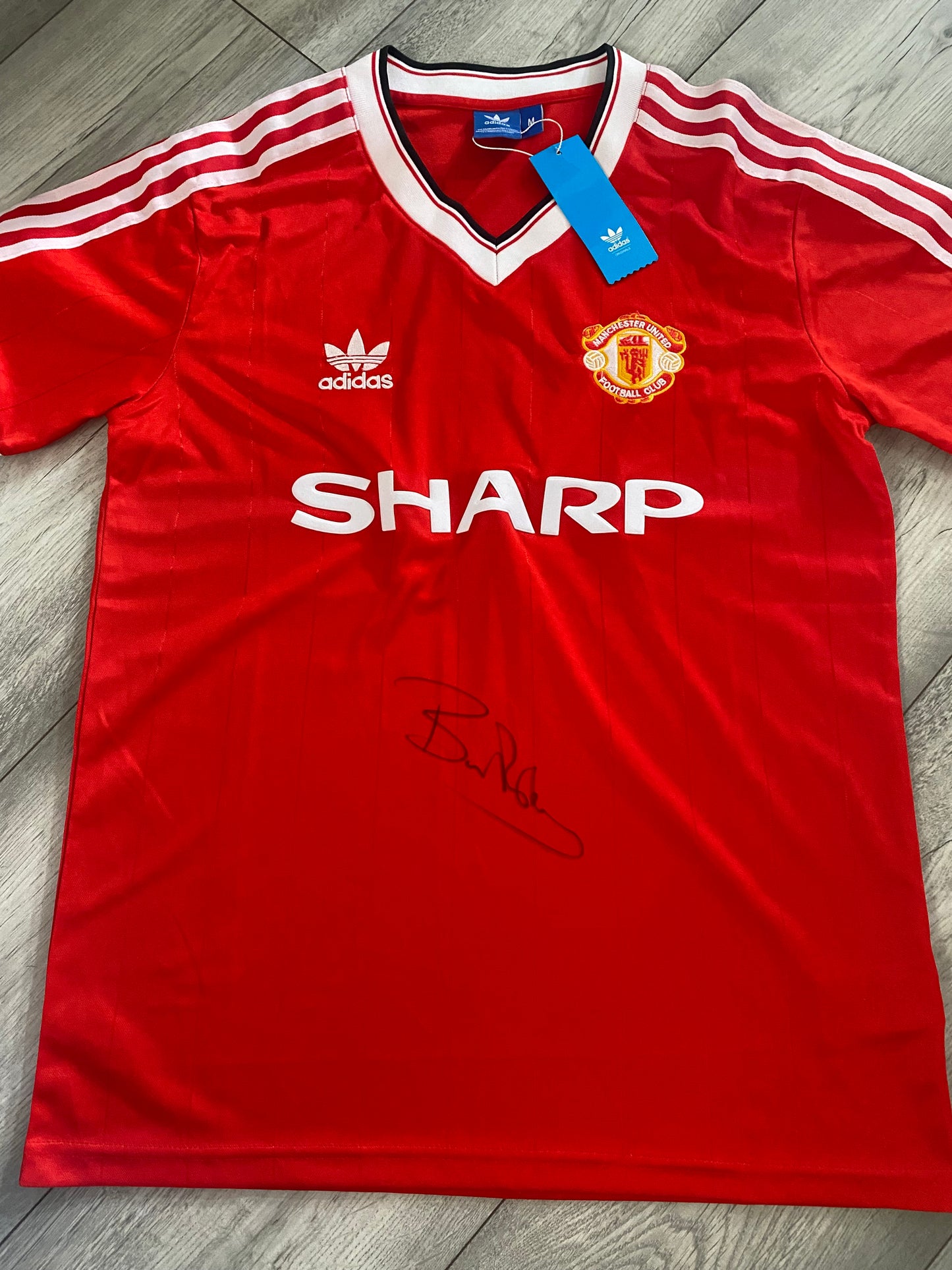 Bryan Robson- Manchester United hand-signed replica shirt - MUFC memorabilia, football shirt (UNFRAMED)