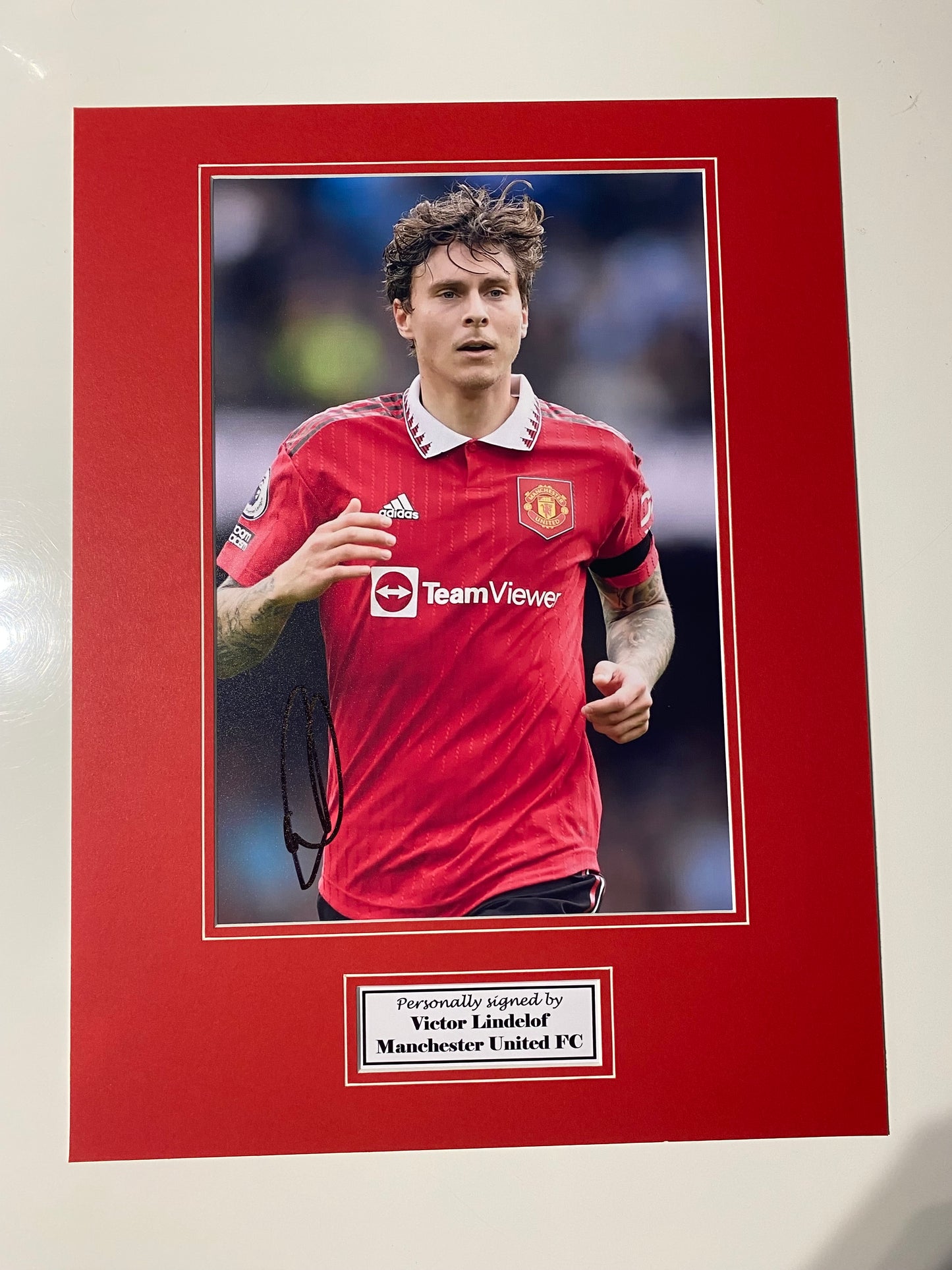 Victor Lindelof - Manchester United - 16x12in signed photo mount - memorabilia, gift, display