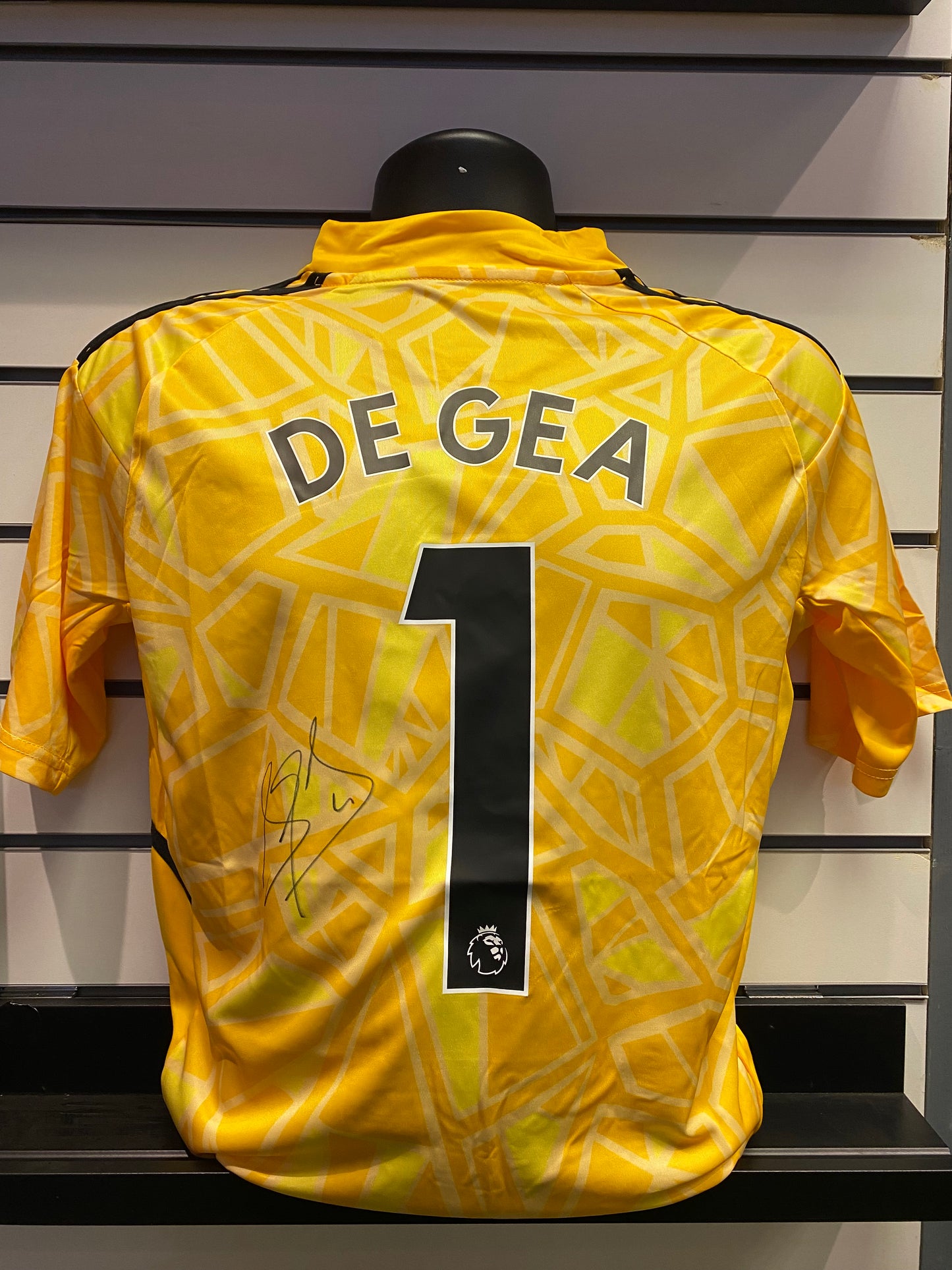 David De Gea - Manchester United hand-signed replica shirt - MUFC memorabilia, football shirt (UNFRAMED)