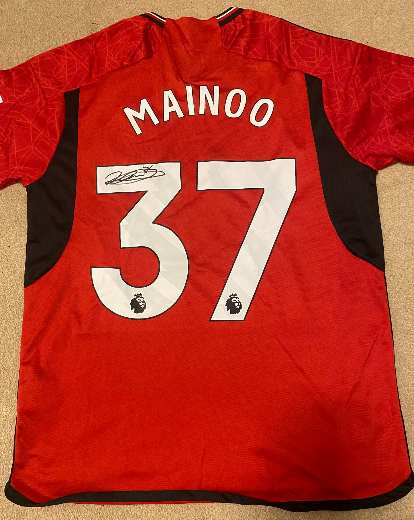 Kobbie Mainoo - Manchester United hand-signed replica shirt - memorabilia, football shirt (UNFRAMED)