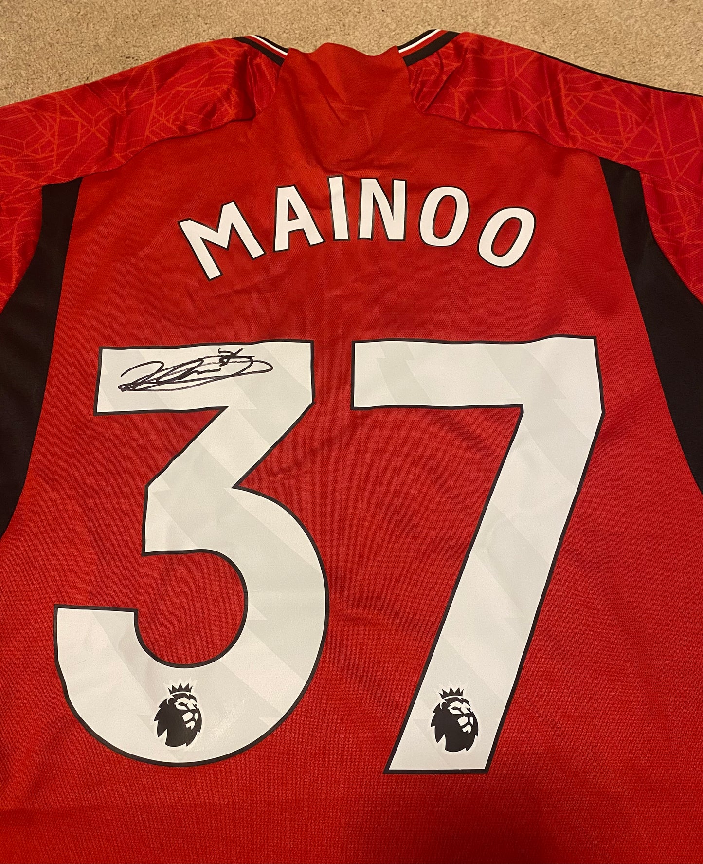 Kobbie Mainoo - Manchester United hand-signed replica shirt - memorabilia, football shirt (UNFRAMED)