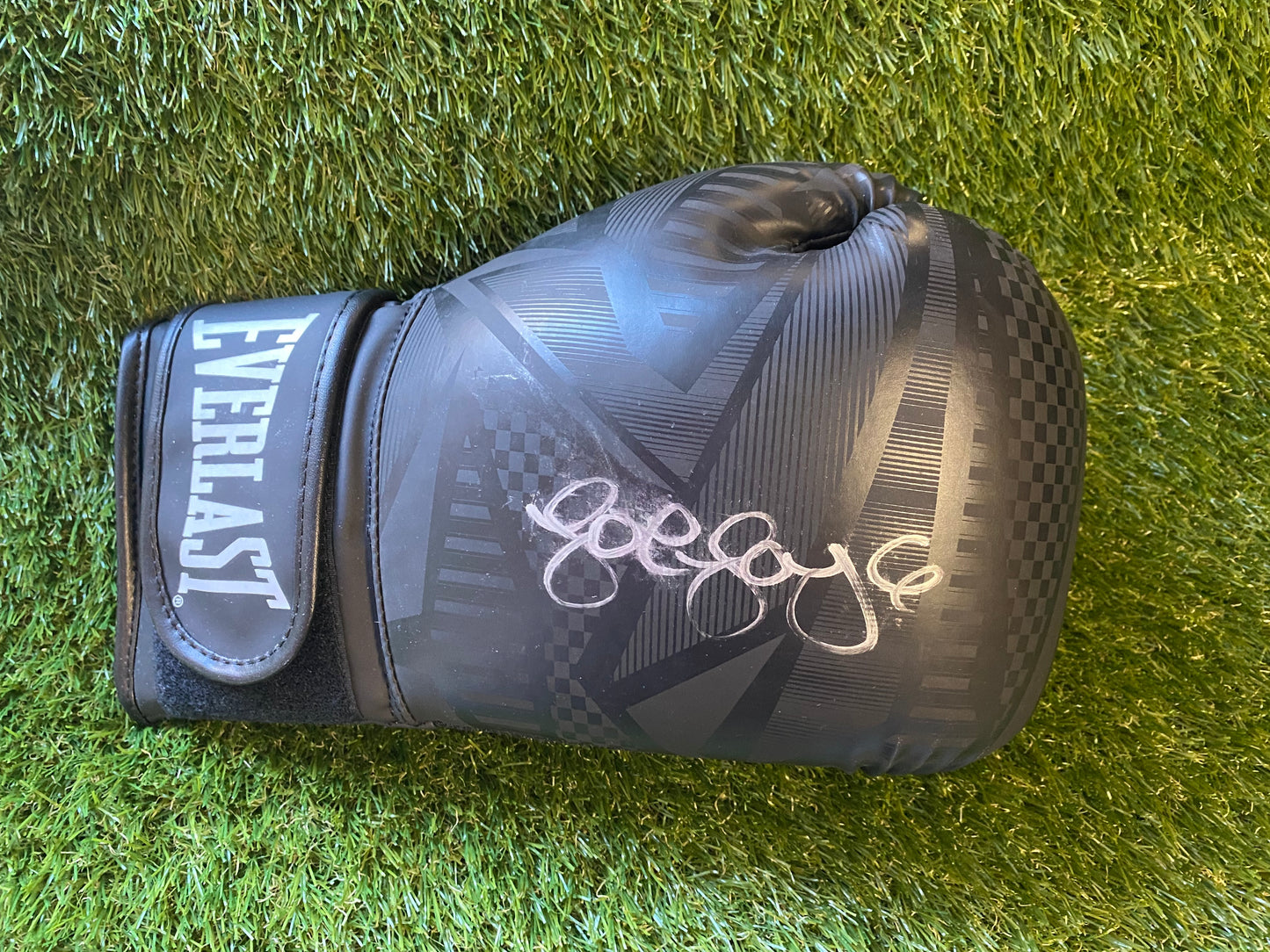 Joe Joyce - signed boxing glove - boxing memorabilia, autograph, gift