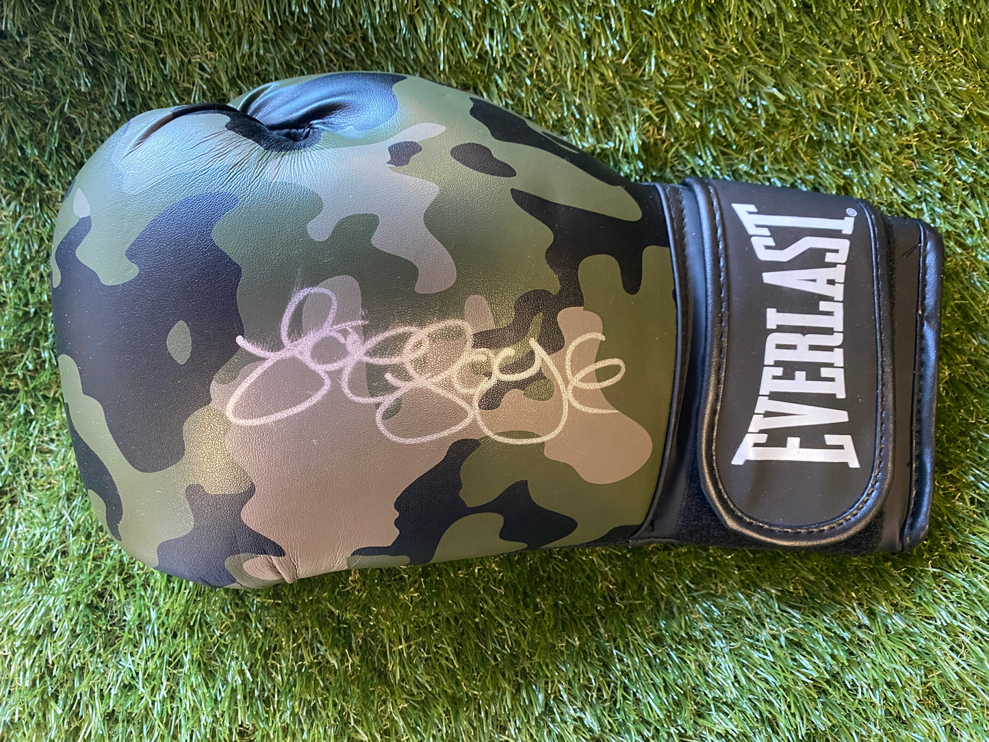 Joe Joyce - signed boxing glove - boxing memorabilia, autograph, gift