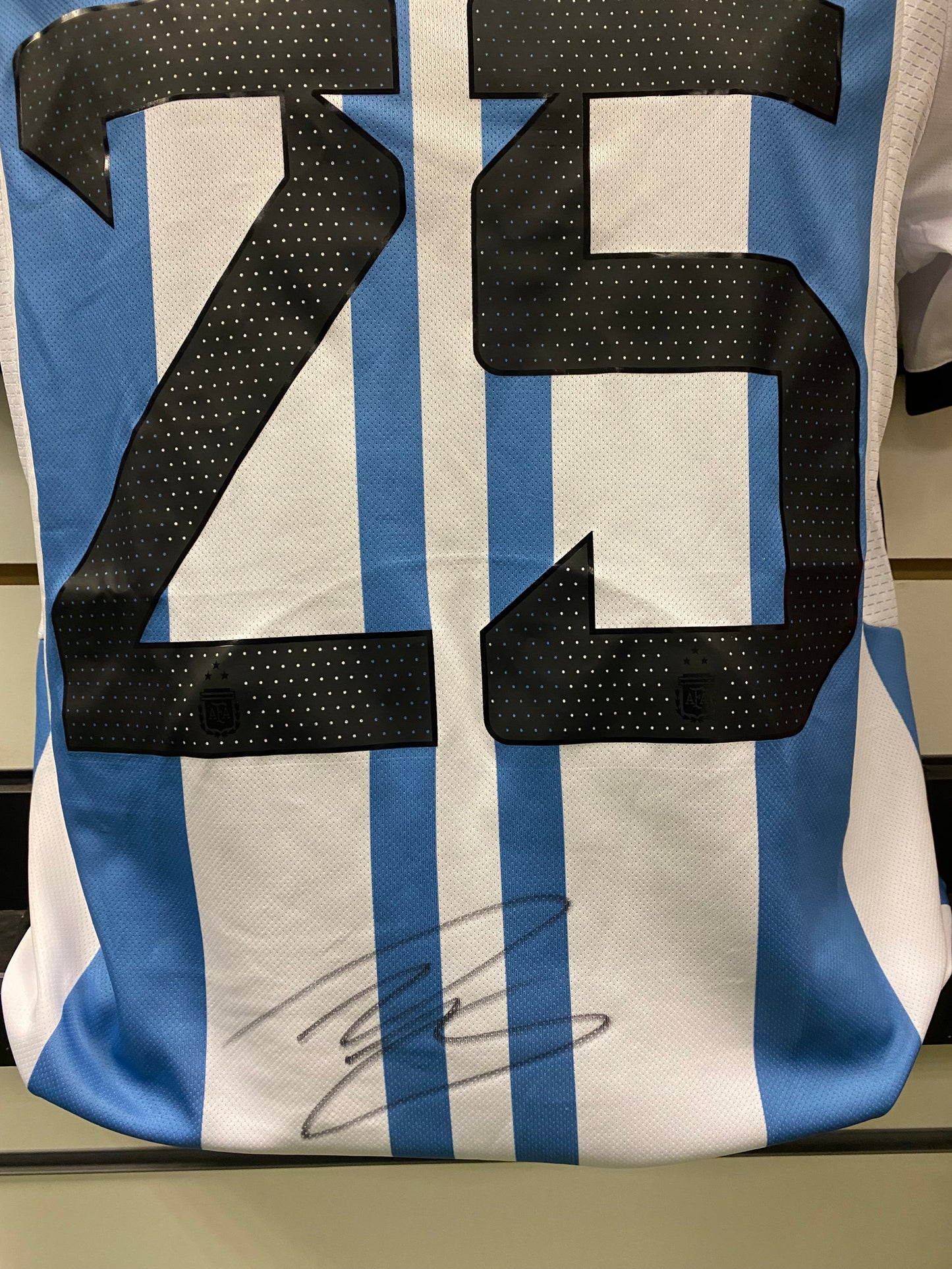 Lisandro Martinez - Argentina hand-signed replica shirt - world cup 2022 memorabilia, football shirt (UNFRAMED)