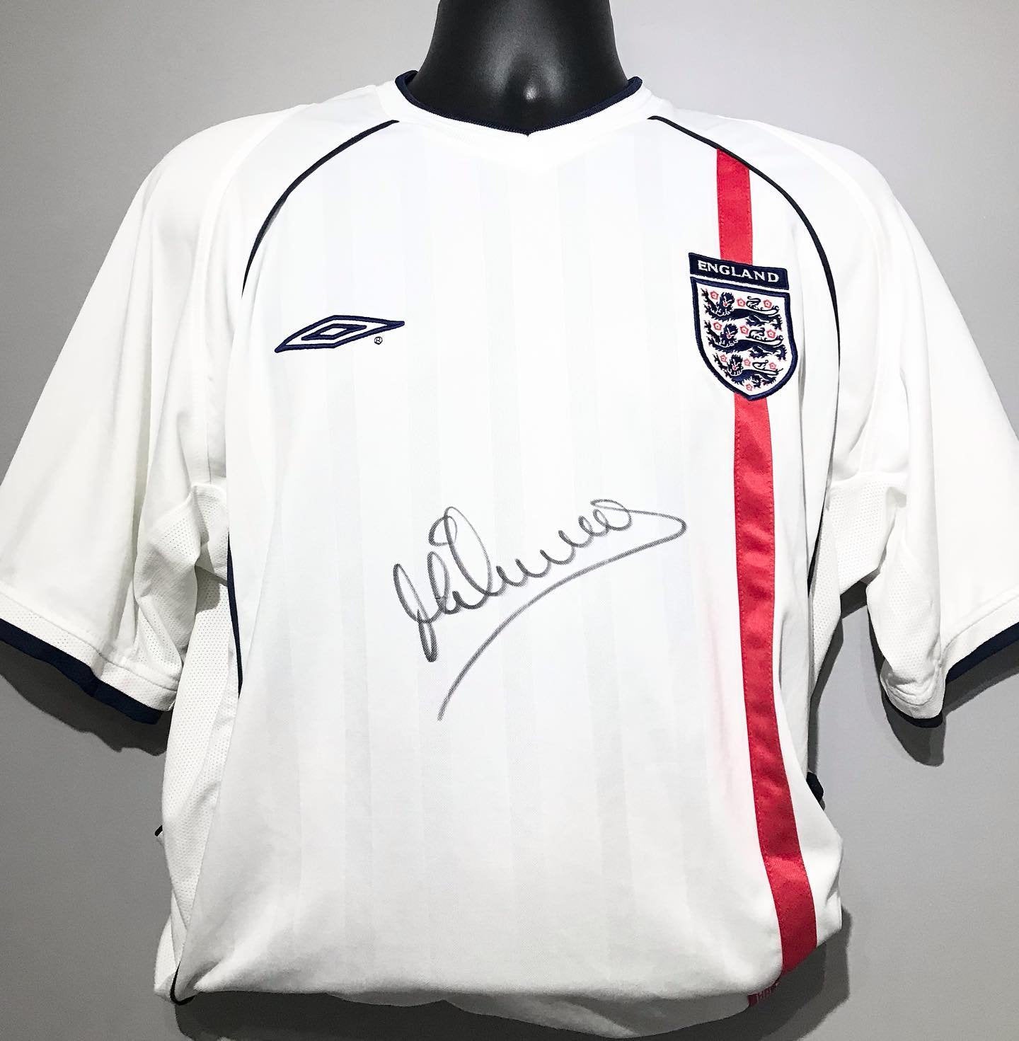 Michael Owen - England - hand-signed replica shirt - England memorabilia,  football shirt (UNFRAMED)